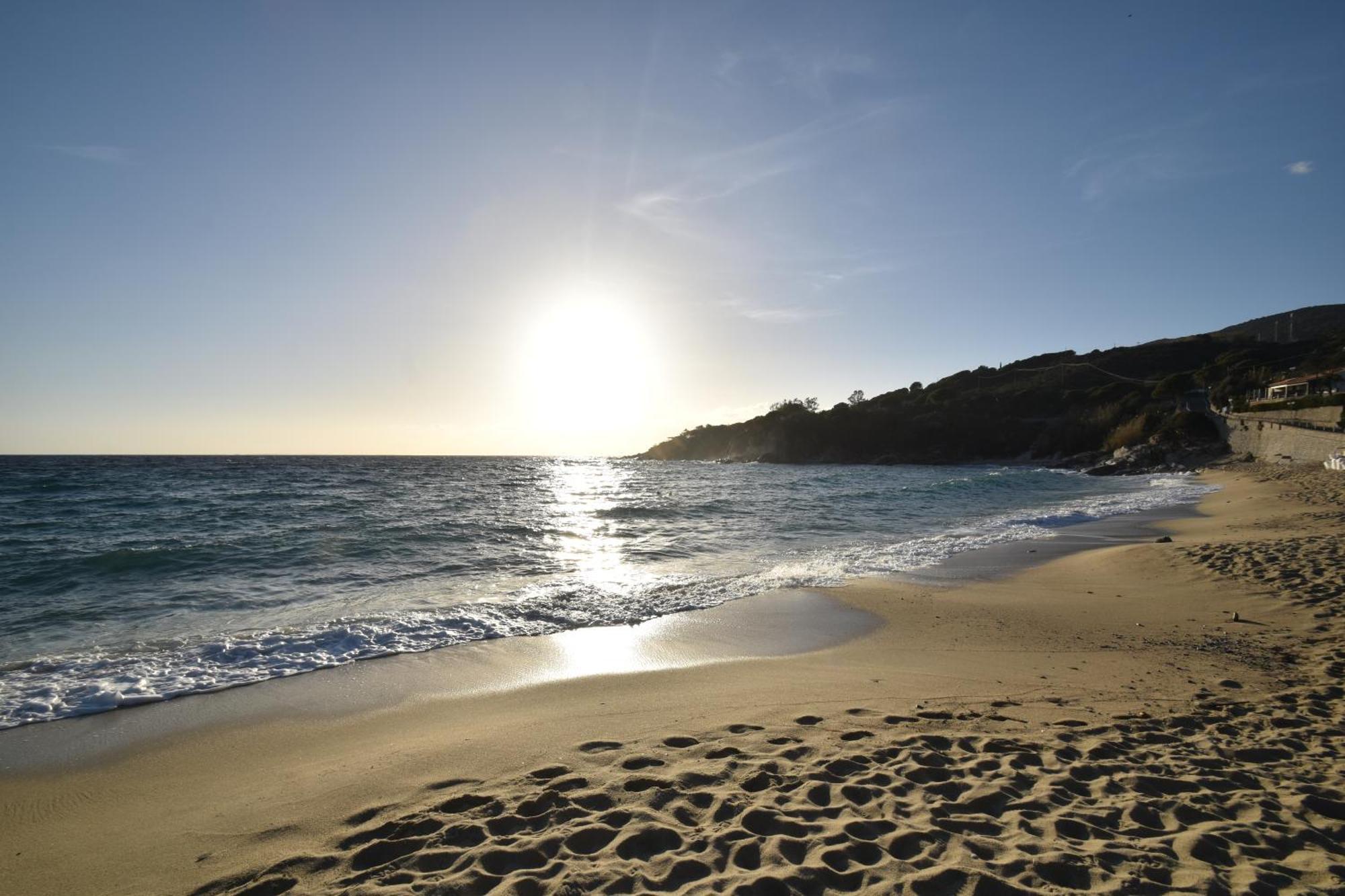 Appartamenti Cavoli - Vista Mare Con Terrazze, Clima E Posti Auto Spiaggia di Cavoli المظهر الخارجي الصورة
